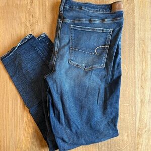 American Eagle | Distressed Hi-Rise Skinny Jean